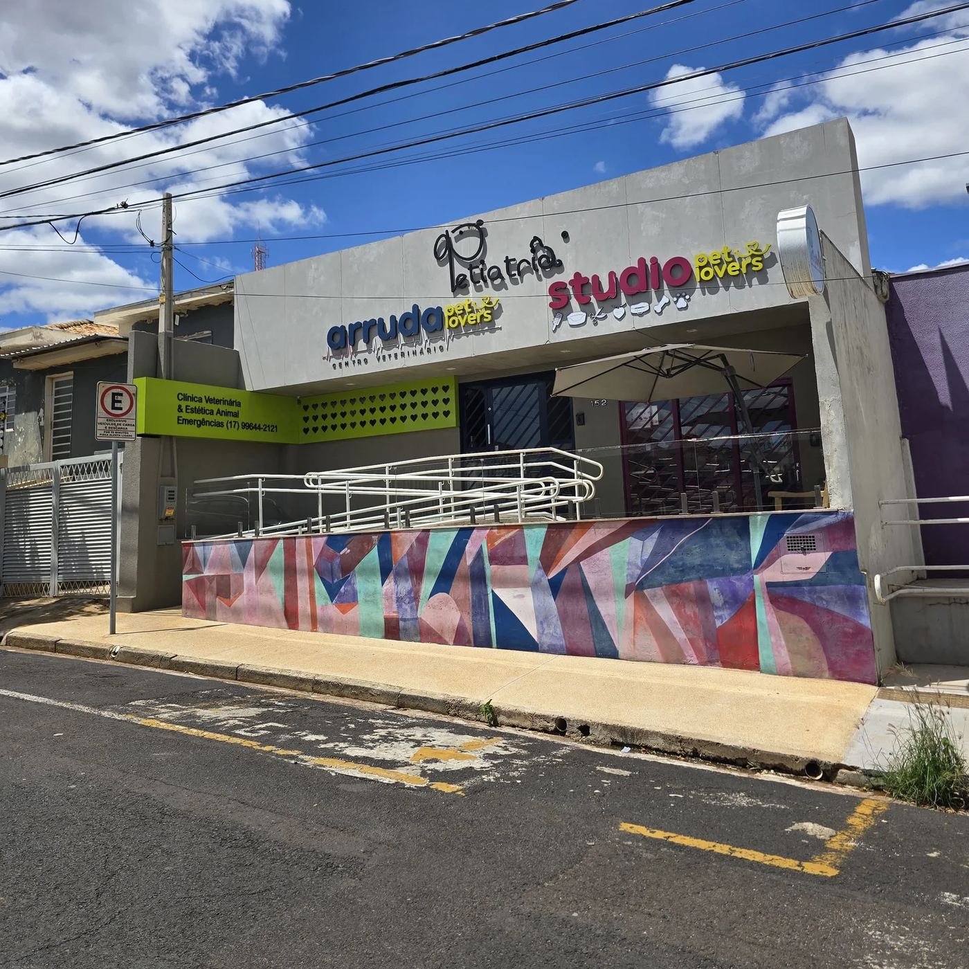 Fachada da Petiatria – Complexo Veterinário, em São José do Rio Preto